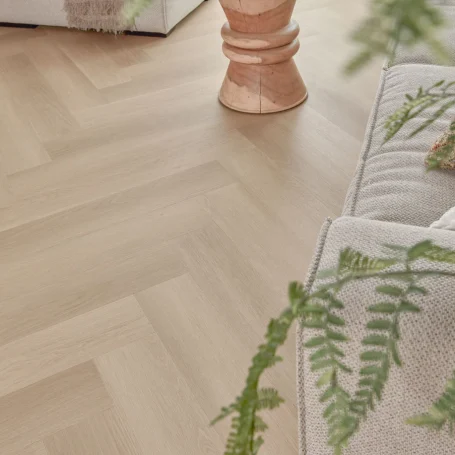 Floer-Walvisgraat-Click-PVC-vloer-Zwaardvis-Zand-woonkamer-