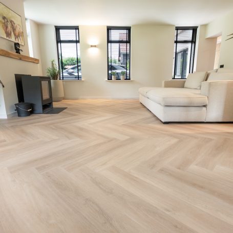Floer Walvisgraat PVC vloer in woonkamer Orka Onbehandeld groot huis