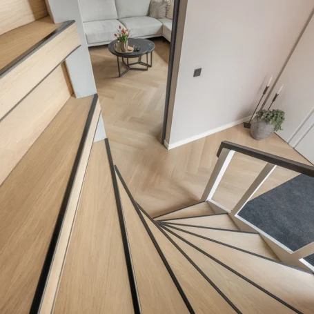 Floer Walvisgraat PVC vloer Noordkaper Natuur interieur woonkamer met trap