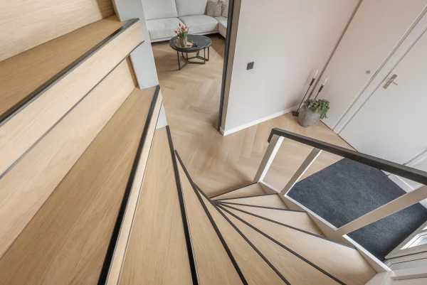 Floer Walvisgraat PVC vloer Noordkaper Natuur interieur woonkamer met trap