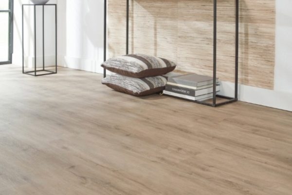 Extra brede landhuis‑PVC plank in zachte eikenlook met subtiele grijze ondertoon, voelbare houtstructuur en mat MEGAMAT‑afwerking.