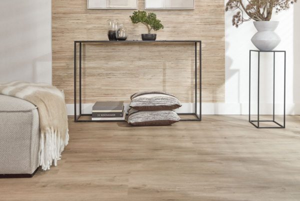 Extra brede landhuis‑PVC plank in zachte eikenlook met subtiele grijze ondertoon, voelbare houtstructuur en mat MEGAMAT‑afwerking.