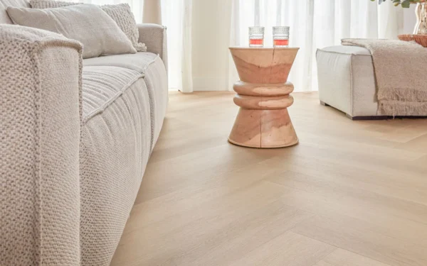 Floer-Walvisgraat-PVC-vloer-Zwaardvis-Zand-woonkamer