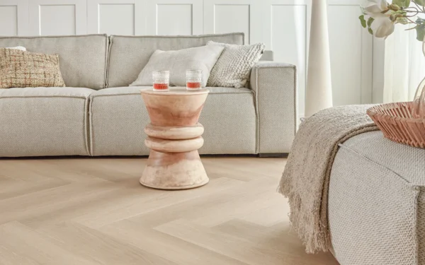 Floer-Walvisgraat-Click-PVC-vloer-Zwaardvis-Zand-woonkamer-