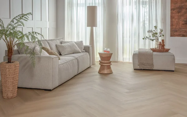 Floer-Walvisgraat-PVC-vloer-Zwaardvis-Zand-woonkamer