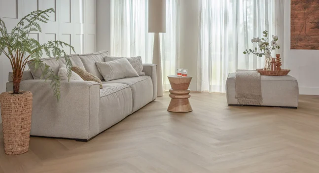 Floer-Walvisgraat-PVC-vloer-Zwaardvis-Zand-woonkamer