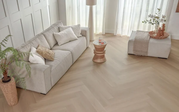 Floer-Walvisgraat-PVC-vloer-Zwaardvis-Zand-woonkamer