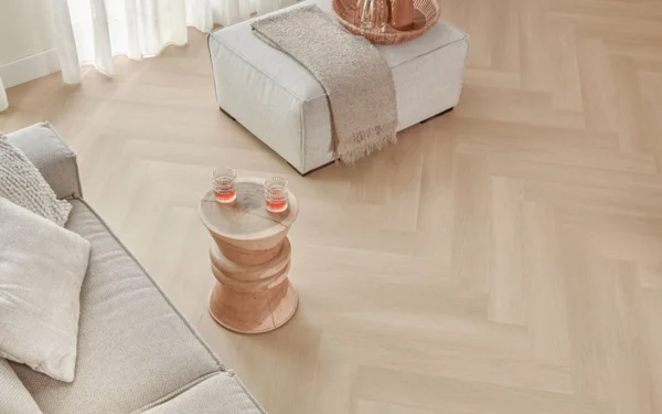 Floer-Walvisgraat-Click-PVC-vloer-Zwaardvis-Zand-woonkamer