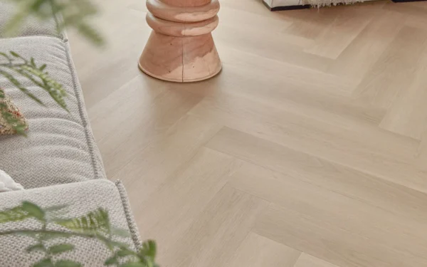 Floer-Walvisgraat-PVC-vloer-Zwaardvis-Zand-woonkamer