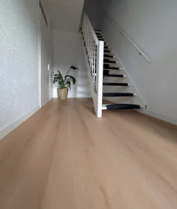 Floer Landhuis PVC vloer Lichtbruine Eik in de gang gelegd