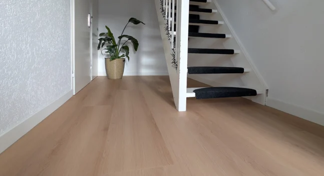 Floer Landhuis PVC vloer Lichtbruine Eik in de gang gelegd