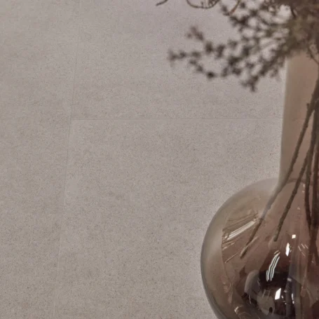 Floer Tegel Click PVC vloer Betonlook Greige interieur