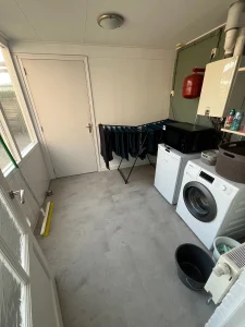 Floer Tegel Click PVC vloer Betonlook Lichtgrijs in de bijkeuken