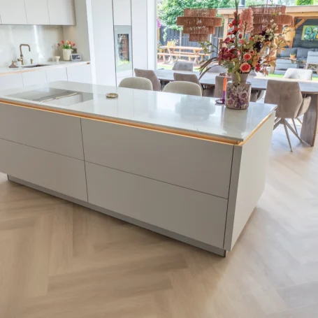 Floer Walvisgraat Click PVC vloer Zwaardvis Zand interieur